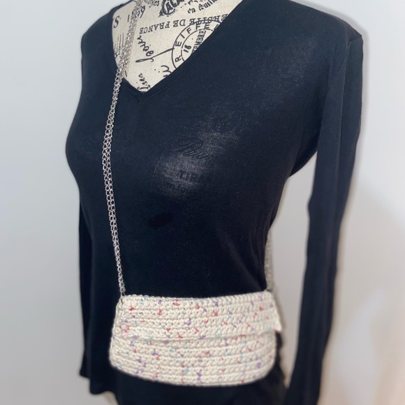 Hand-Knitted Crossbody Bag - Picture 4 of 15